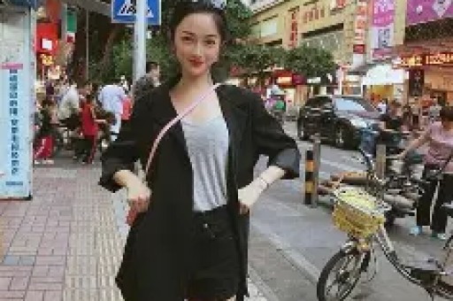 海底捞女网红阿朱低俗视频曝光网友质疑其穿衣自由